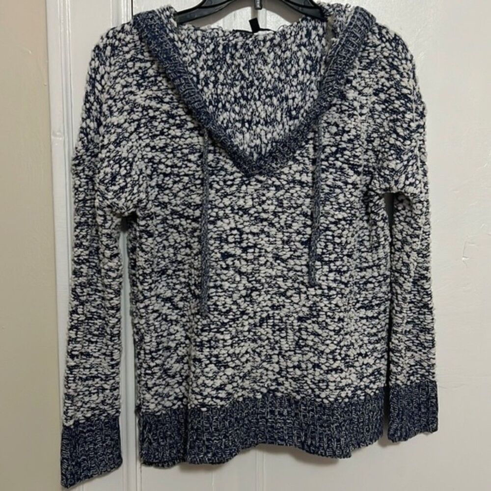 Blue white sweater with hoodie popcorn style